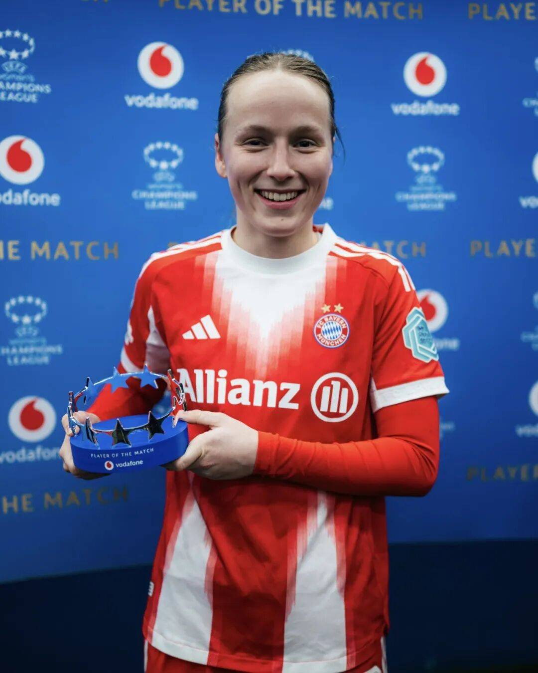 16岁344天，基亚拉是拜仁队史德甲第二年轻的出场球（16岁344天，基亚拉成为拜仁德甲队史第二年轻出场球员）