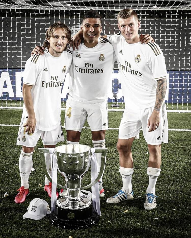 足坛年终大战淘汰赛实时赛况：梅西领先内马尔超600票，亚马尔落后对手（足坛年度收官淘汰赛即时战报：梅西领先内马尔逾600票，亚马尔暂处下风）