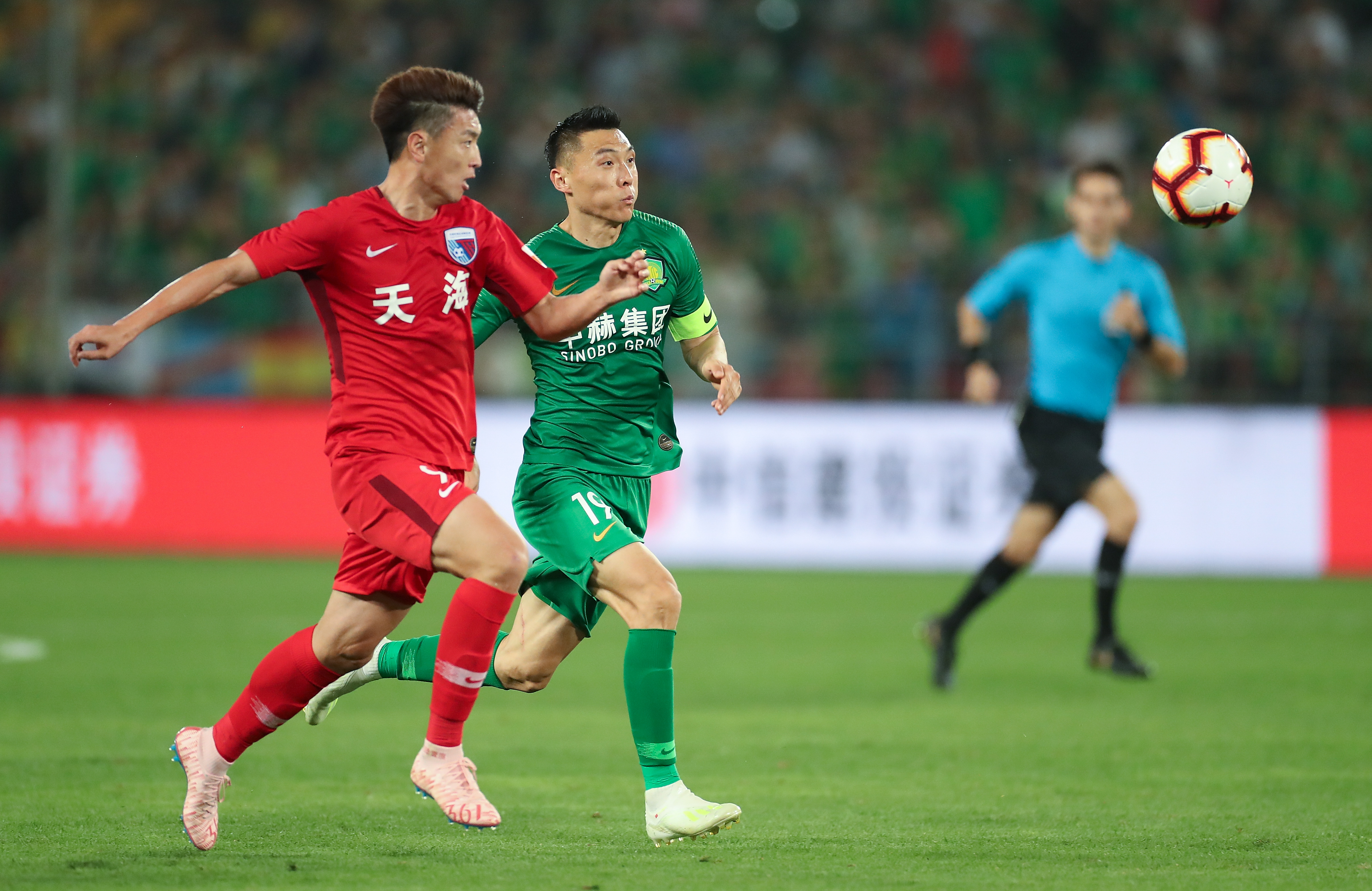 足坛一夜动态：AC米兰大逆转登顶意甲第1，B费创纪录曼联复仇狼队（足坛一夜速递：AC米兰逆转登顶意甲榜首，B费破纪录助曼联复仇狼队）