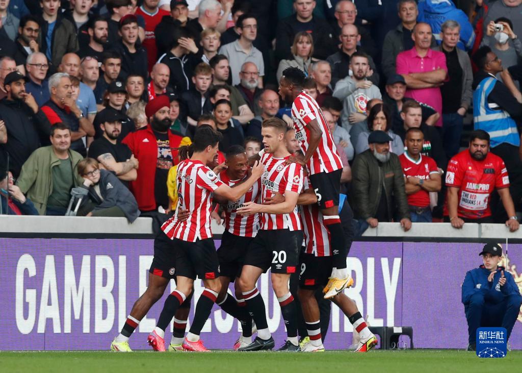 曼联官方分享本赛季全家福，男女足球员一同拍摄（曼联官方发布本赛季合照，男足女足齐亮相）