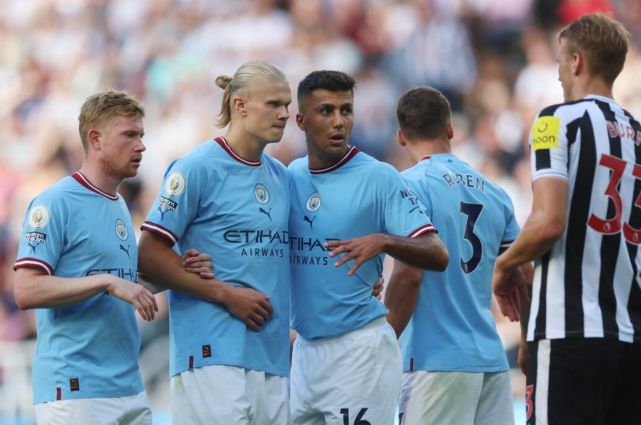 范佩西：温格是我的足球教父；弗格森的管理能力让人惊叹（范佩西：温格是我足球生涯的导师，弗格森的管理才华令人叹服）