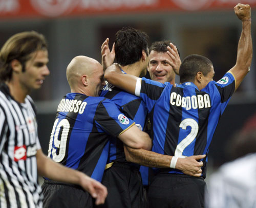 上任后首次露面，国足新帅邵佳一现场观战中国U22vs越南U22（履新后首次公开亮相，国足新帅邵佳一现身观战U22中国队对阵U22越南队）