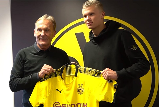 心念老东家！奥斯卡社媒晒照观看海港vs柔佛亚冠比赛