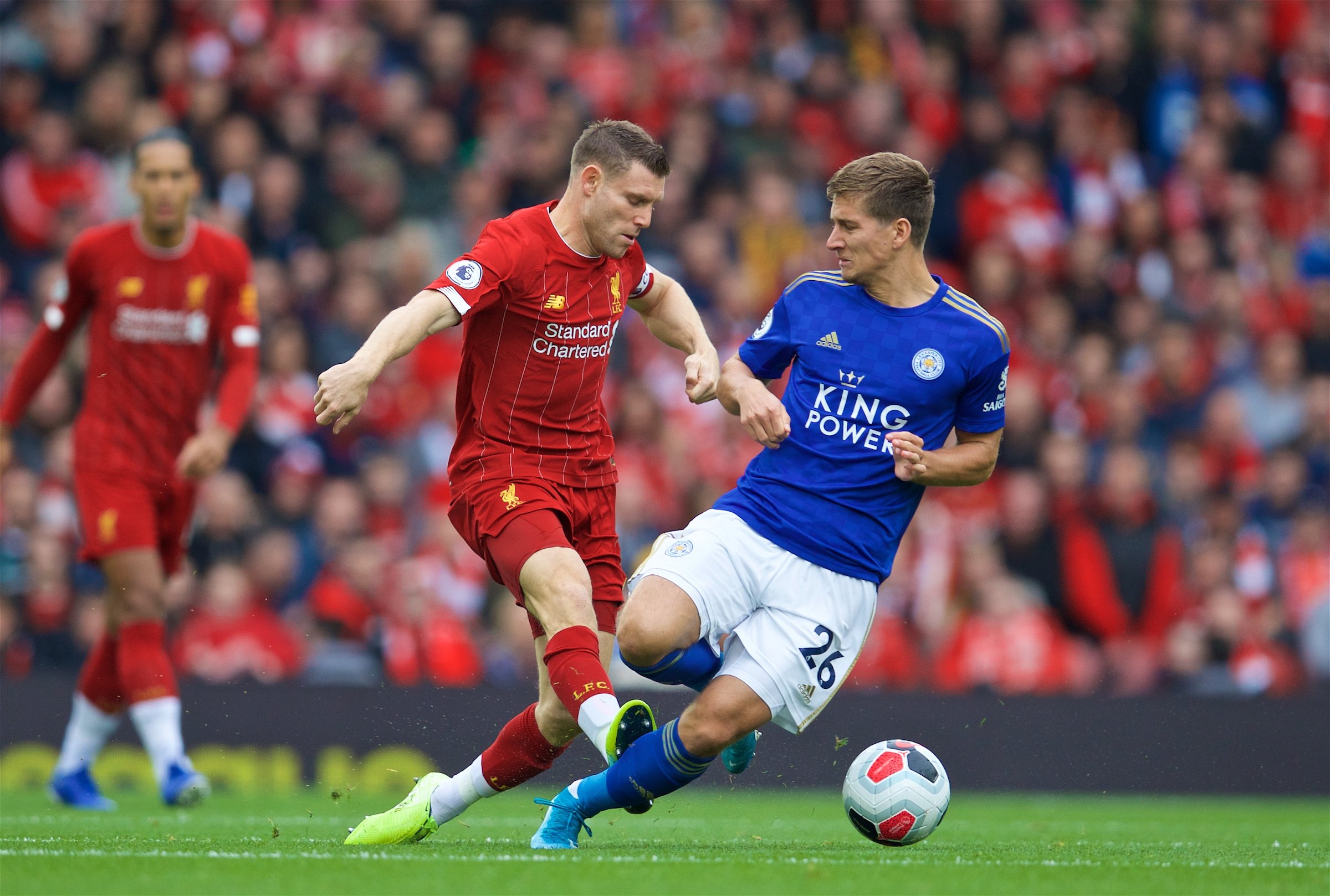 队友疯狂给他做掩护