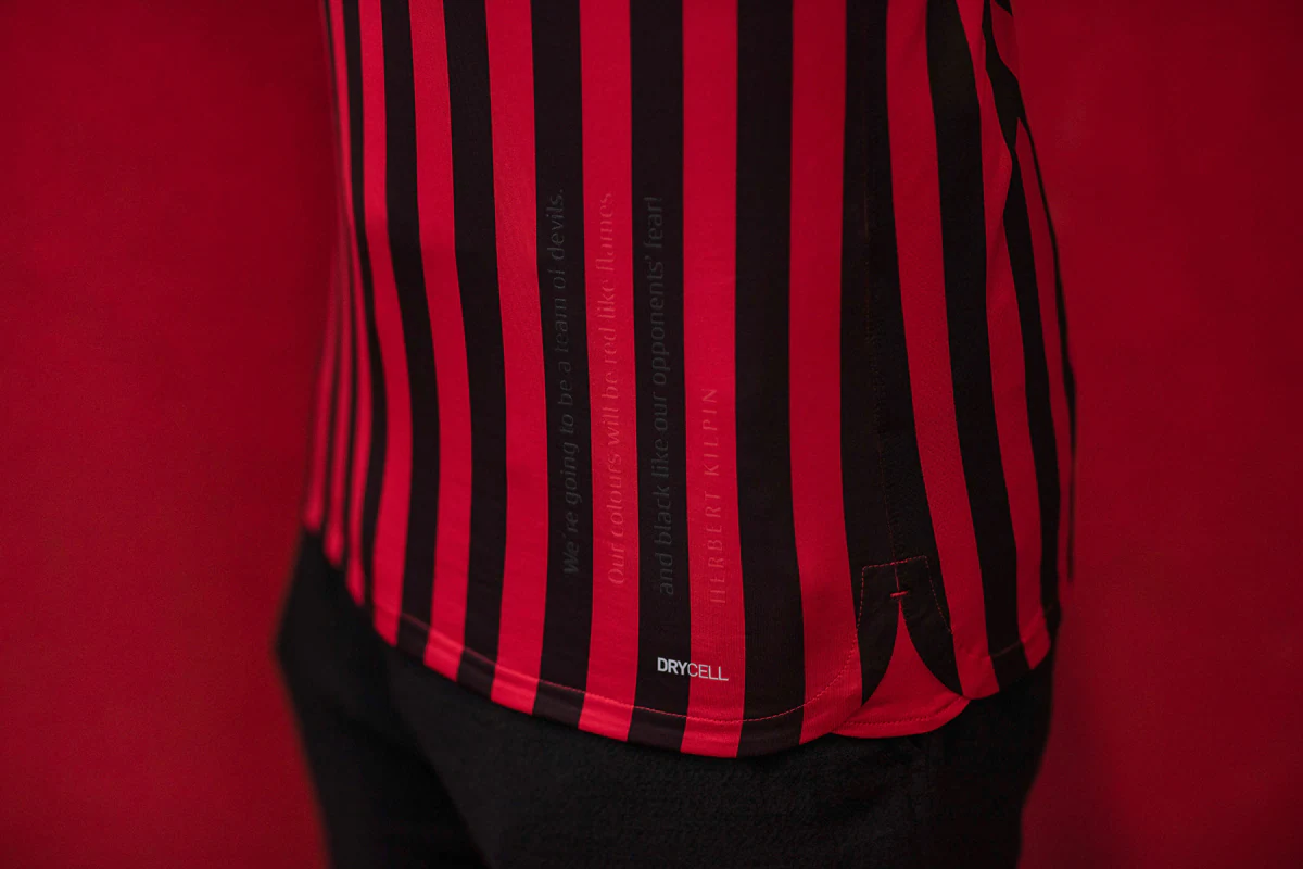 开局平推！佩雷拉1分20秒TKO安卡拉耶夫，重夺轻重量级世界冠军