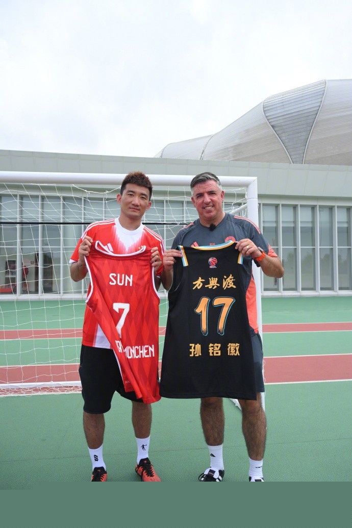 欧冠最新积分榜：拜仁取胜升至第2，利物浦第8，巴萨第14（欧冠积分榜更新：拜仁告捷升至次席，利物浦第八，巴萨第十四）