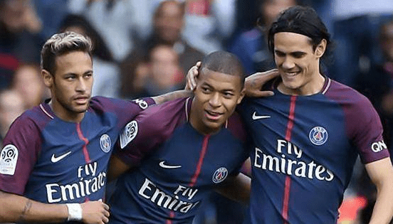 篮球湖人核心球员训练后状态良好