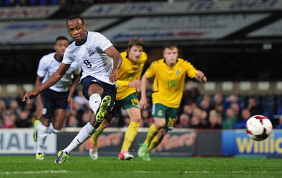 足坛年终大战淘汰赛实时赛况：圆神、魔笛谁能晋级下一轮？（年末足坛淘汰赛现场直击：圆神与魔笛谁将挺进下一轮？）